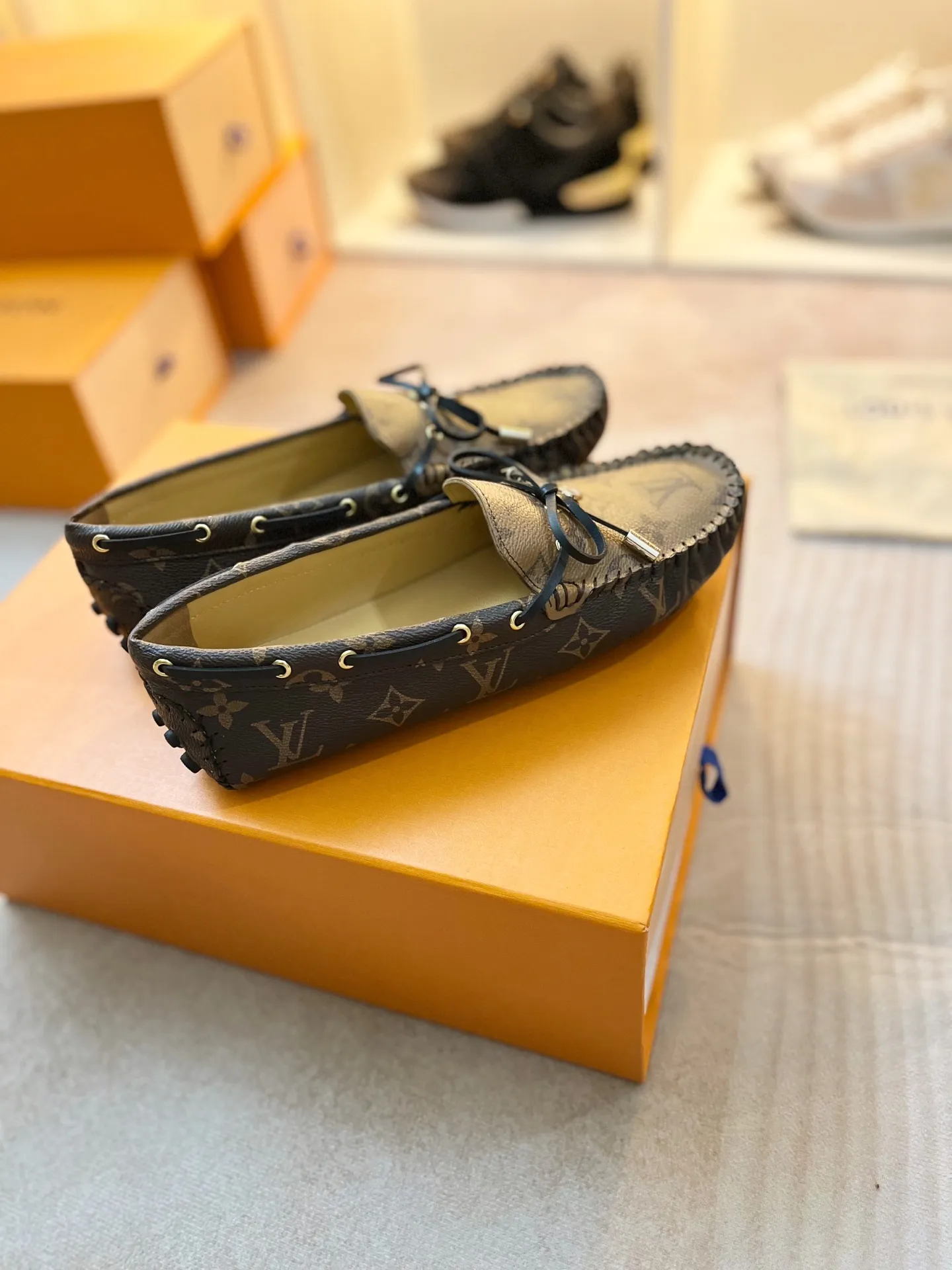 p460💰Couple model❤️🇫🇷 𝙇𝙤𝙪𝙞𝙨 𝙑𝙪𝙞𝙩𝙩𝙤𝙣 🇫🇷Louis Vuitton 2023 Classic𝓛𝓿 𝓣𝓻𝓪𝓲𝓷𝓮𝓻 Sports Series ➪➪➪¯ [Arizona Doudou Shoes Series] ▪️▪️▪️Arizona slip-on shoes are made of Monogram Eclipse canvas. Its hand-painted and dyed edges and hand-sewn uppers fully demonstrate Louis Vuitton's traditional shoemaking craftsmanship. This slip-on shoe is very lightweight. The integrated tongue and upper make it particularly comfortable and flexible. The soft outsole is equipped with rubber padding. Decorated with matching sash. Detailed features: ☑️Monogram Eclipse canvas ☑️Black Eclipse pattern ☑️Hand-painted shoe edges ☑️Hand-sewn uppers (each pair takes time to process) ☑️Integrated tongue and upper construction ☑️Outsole equipped with rubber lining ☑️size: 35_46